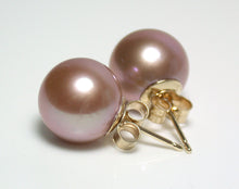 Load image into Gallery viewer, 11.5mm metallic &quot;Edison&quot; dusky-pink pearl &amp; 9 carat gold earrings