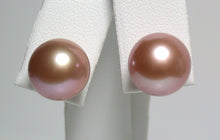 Load image into Gallery viewer, 11.5mm metallic &quot;Edison&quot; dusky-pink pearl &amp; 9 carat gold earrings