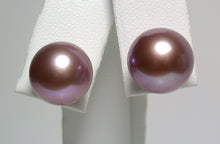 Load image into Gallery viewer, 11.5mm metallic &quot;Edison&quot; pink-purple pearl &amp; 18 carat gold earrings