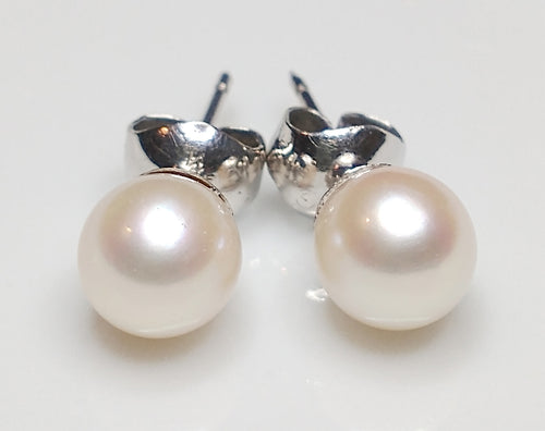 Vintage 7mm Akoya saltwater pearl & white gold earrings