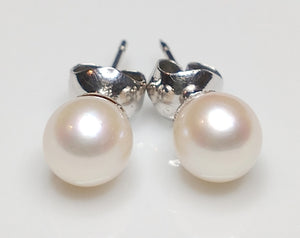 Vintage 7mm Akoya saltwater pearl & white gold earrings