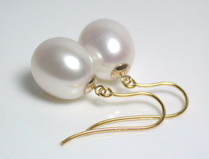 Stunning 11x12.5mm white pearl & 9 carat gold earrings