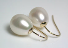Load image into Gallery viewer, Stunning 11x13.5mm white pearl &amp; 9 carat gold earrings