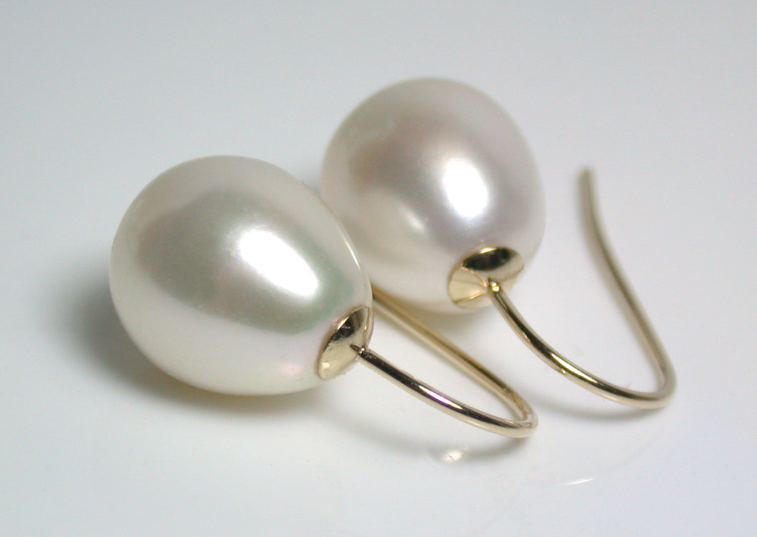 Stunning 11x13.5mm white pearl & 9 carat gold earrings