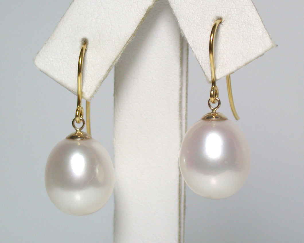 Stunning 11x12.5mm white pearl & 9 carat gold earrings