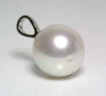 Load image into Gallery viewer, 15x16mm Australian South Sea pearl &amp; 9ct gold pendant