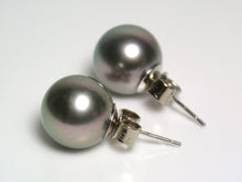 Load image into Gallery viewer, 9.7mm pink/green overtone Tahitian pearl &amp; 18 carat white gold earrings