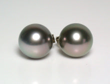 Load image into Gallery viewer, 9.7mm pink/green overtone Tahitian pearl &amp; 18 carat white gold earrings