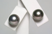 Load image into Gallery viewer, 9.7mm pink/green overtone Tahitian pearl &amp; 18 carat white gold earrings