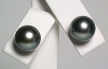 Load image into Gallery viewer, 9.7mm blue/green overtone Tahitian pearl &amp; 18 carat gold earrings