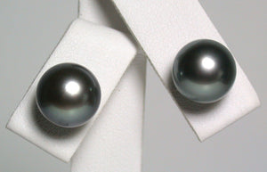9.7mm blue/green overtone Tahitian pearl & 18 carat gold earrings