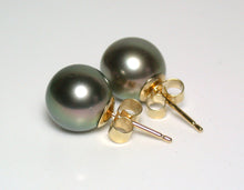 Load image into Gallery viewer, 9.4mm peacock overtone Tahitian pearl &amp; 18 carat gold earrings