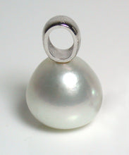 Load image into Gallery viewer, Silver-white South Sea pearl 18ct gold pendant