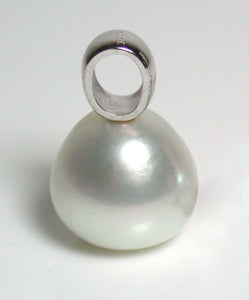 Silver-white South Sea pearl 18ct gold pendant