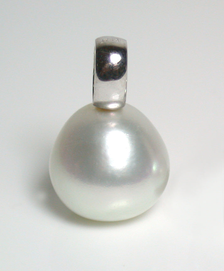 Silver-white South Sea pearl 18ct gold pendant