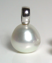Load image into Gallery viewer, Silver-white South Sea pearl 18ct gold pendant