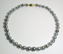 Load image into Gallery viewer, 8-10mm Tahitian pearl 9 carat gold necklace &amp; earrings